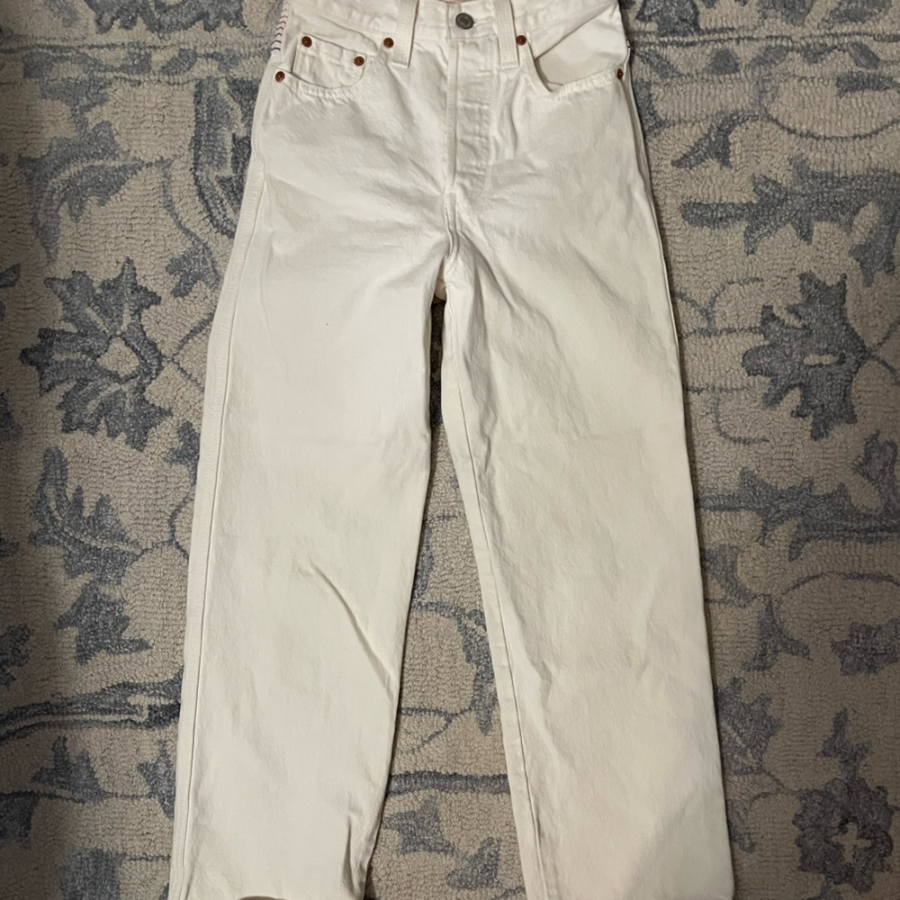 Levi’s white ribcage straight ankle. Size 24